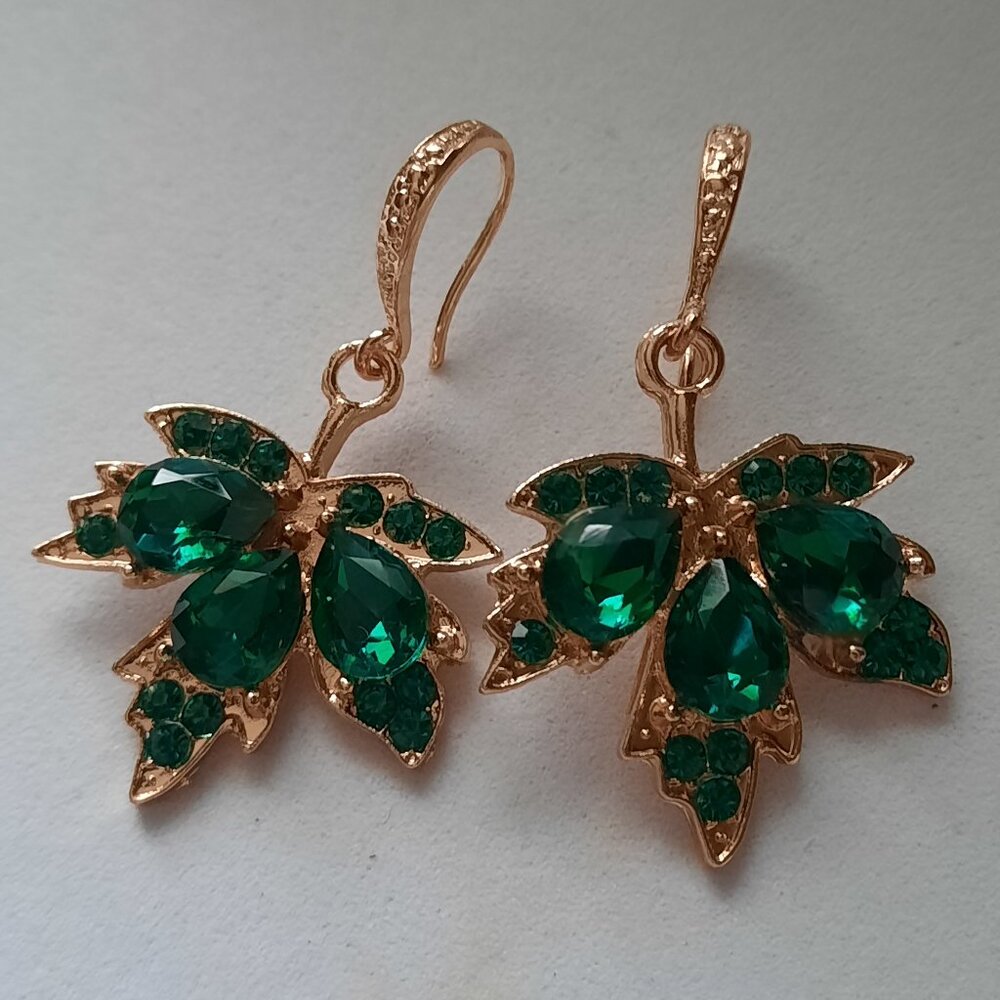 Brand New Pretty Maple Leave Earrings